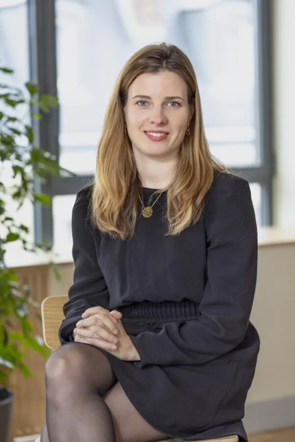 Portrait de Me Mathilde Pesquet, avocate en droit du travail à Caen, dans son cabinet