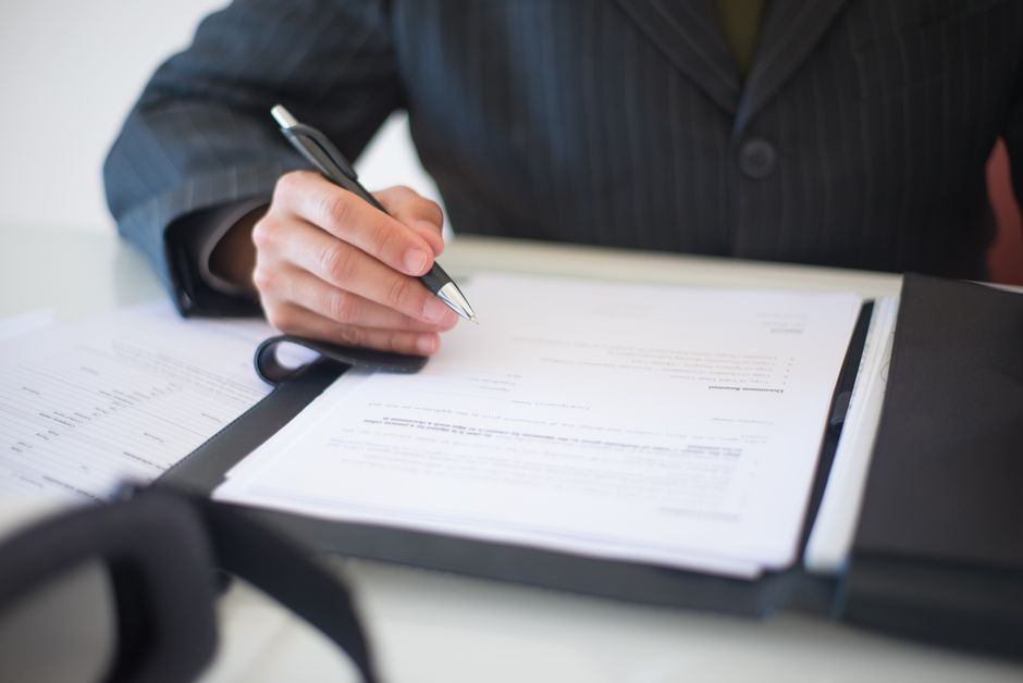 Relecture et signature d'un accord de départ négocié